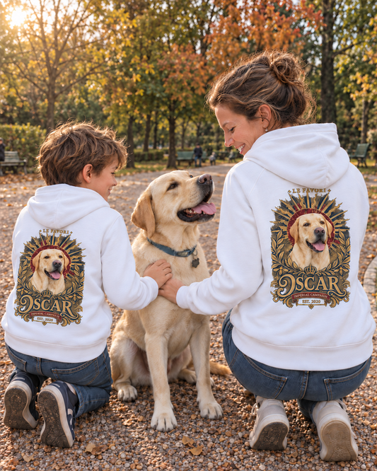 Anne, Theo et Oscar — hoodies L’Impérial blancs assortis, vue de dos — campagne fictive LE FAVORI