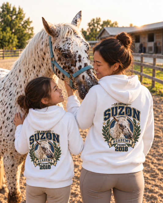 Naomi, Lucie et Suzon — hoodies L’Académie blancs assortis, vue de dos — campagne fictive LE FAVORI
