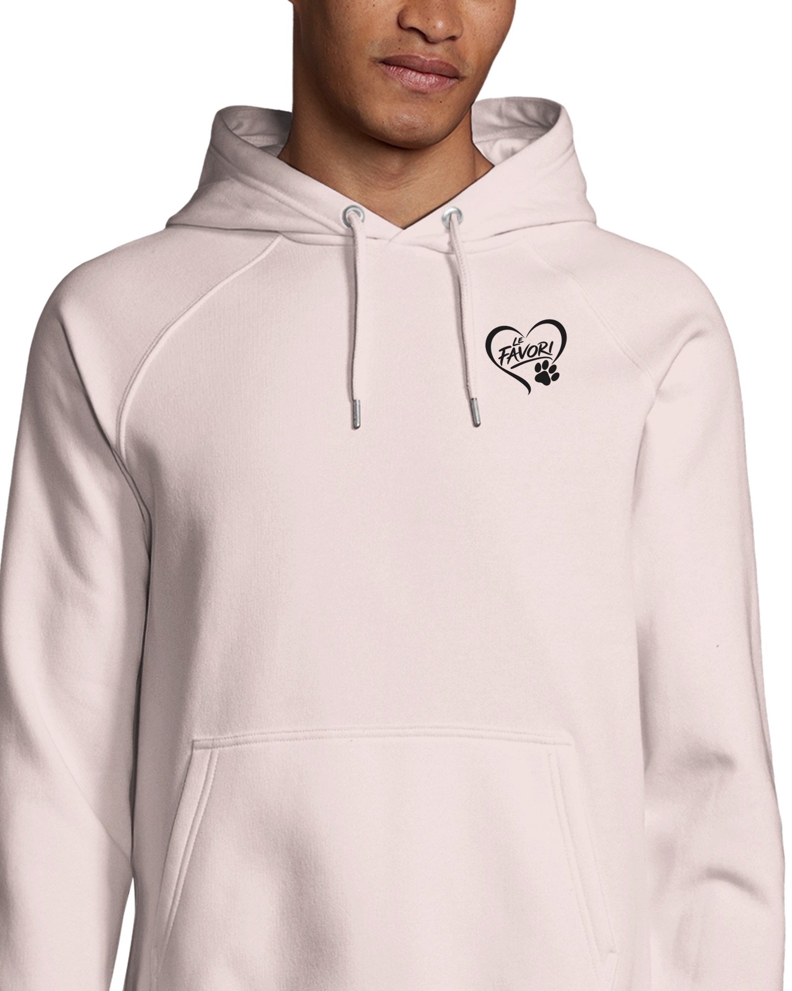 Nahaufnahme eines getragenen hellrosa LE FAVORI Hoodies mit Brustlogo
