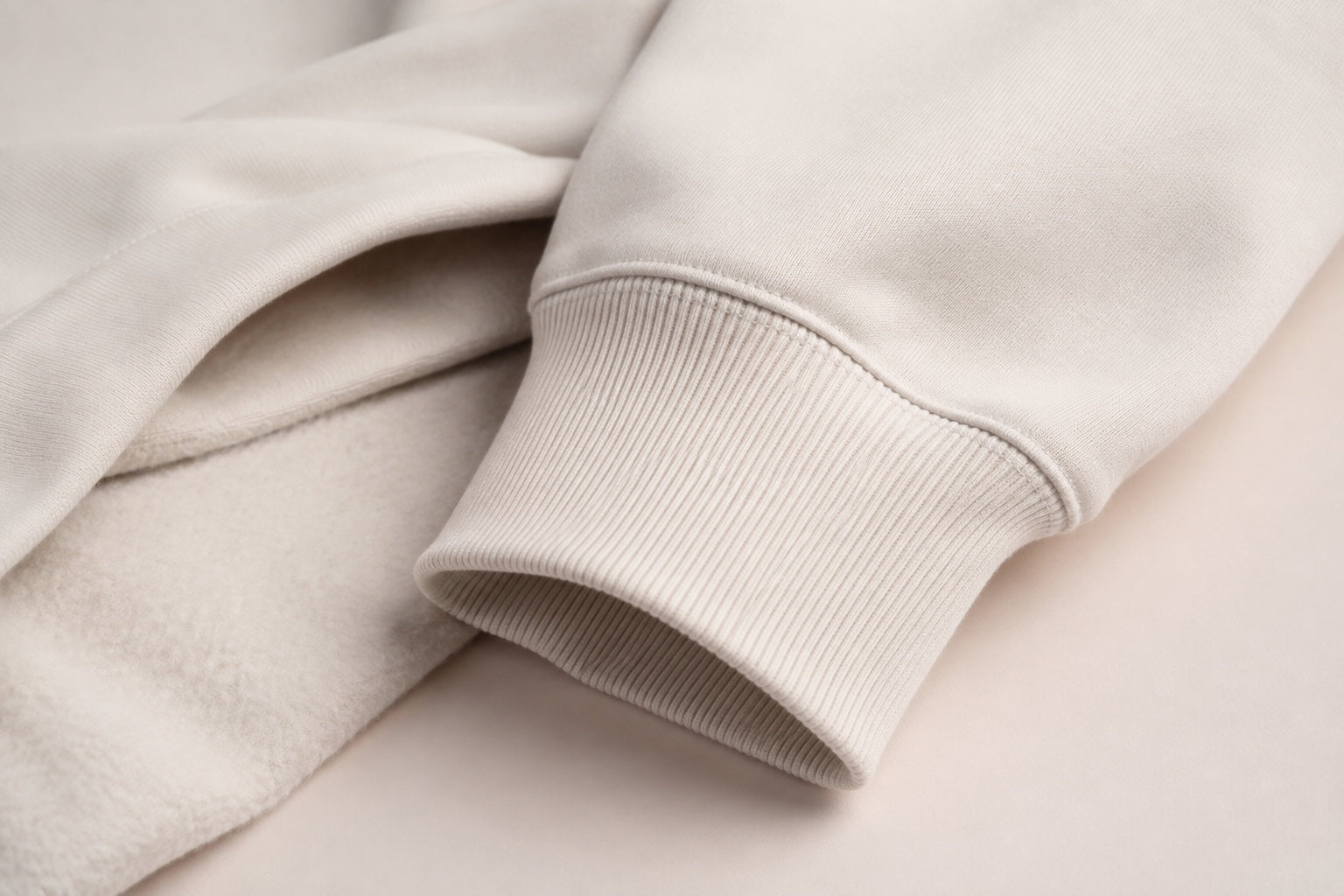 Gros plan sur le bord côte et le molleton gratté du hoodie off-white LE FAVORI
